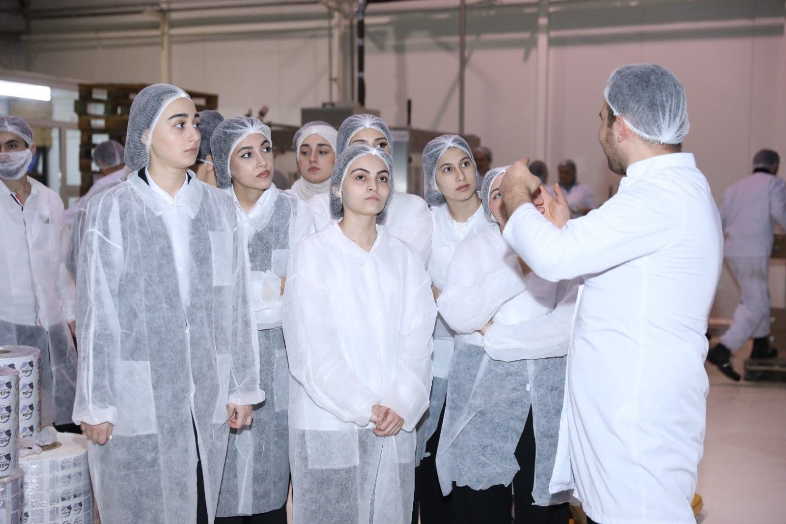 Azərbaycan Qida Təhlükəsizliyi Agentliyinin nəzdində fəaliyyət göstərən “Qida Təhlükəsizliyi Könüllüləri” təşəbbüsünün üzvləri üçün “Milla Dairy” MMC-nin istehsalat müəssisəsinə tanışlıq səfəri təşkil edilmişdir.